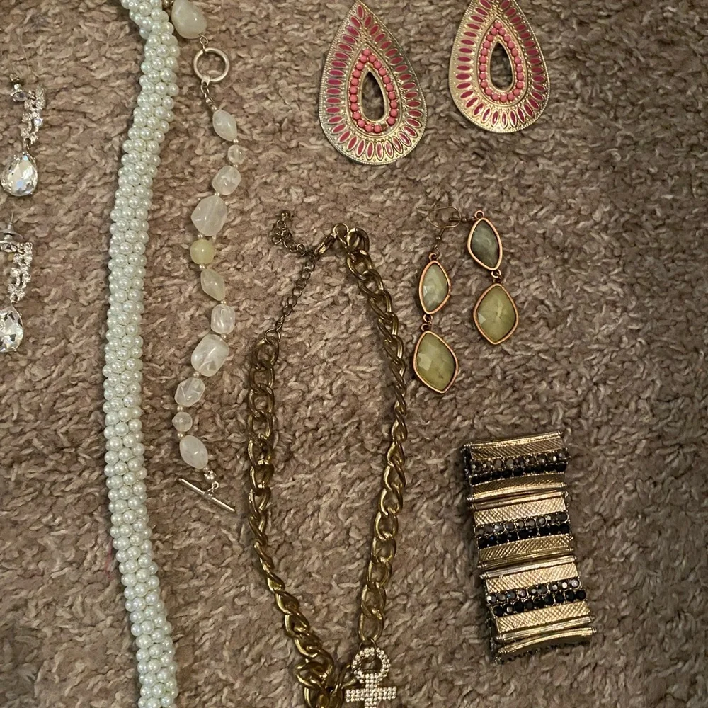 Jewelry Lot. Over 2Ibs. Wearable. Necklaces/Bracelets/Earrings/3 New Rings. - Picture 7 of 9